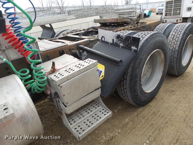 image for item DA9360 2005 Freightliner Business Class M2 semi truck