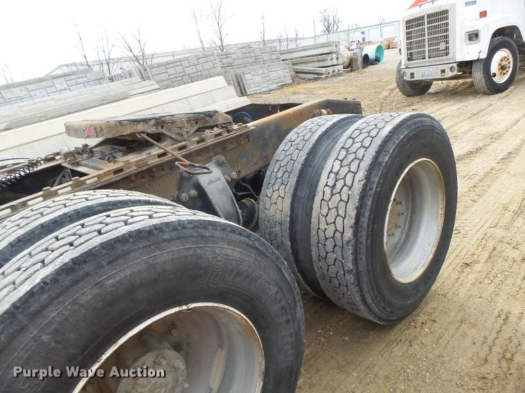 image for item DA9360 2005 Freightliner Business Class M2 semi truck