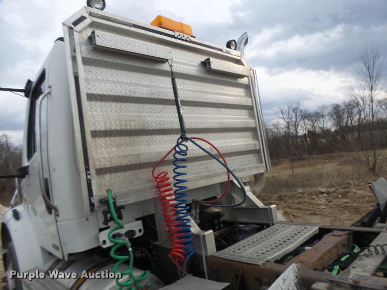 image for item DA9360 2005 Freightliner Business Class M2 semi truck