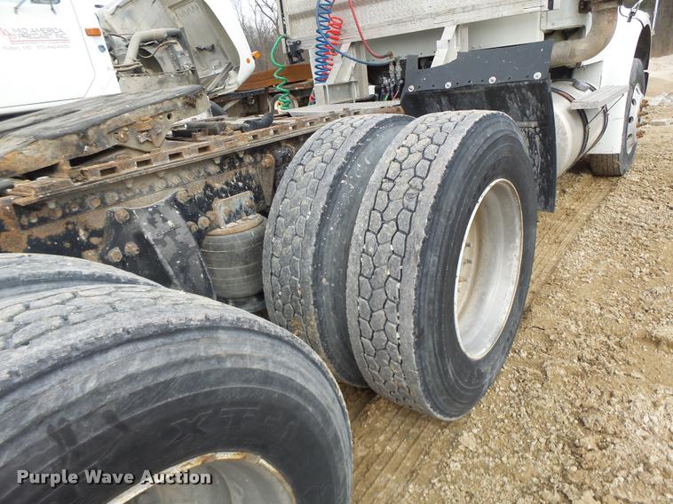 image for item DA9360 2005 Freightliner Business Class M2 semi truck