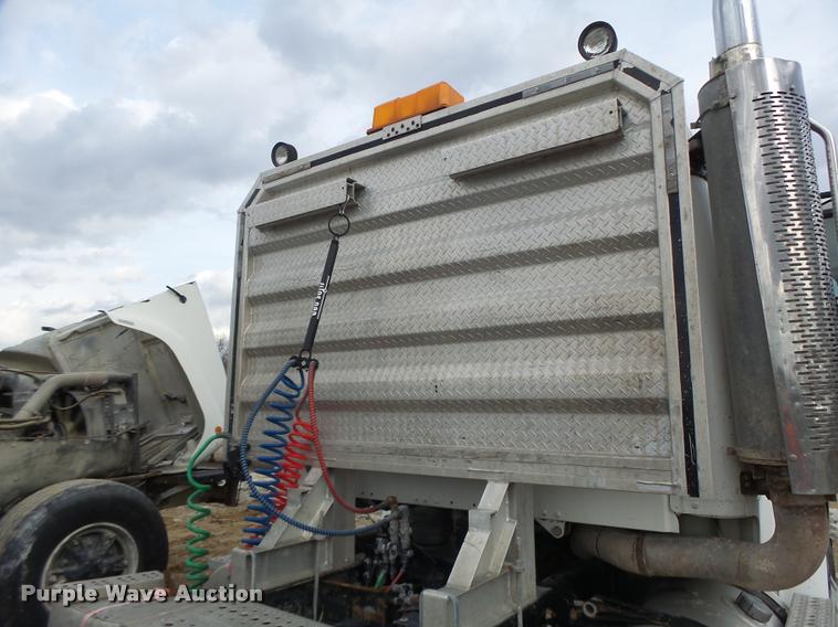 image for item DA9360 2005 Freightliner Business Class M2 semi truck