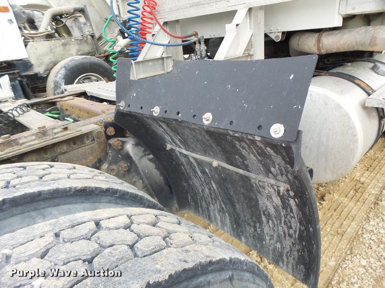 image for item DA9360 2005 Freightliner Business Class M2 semi truck