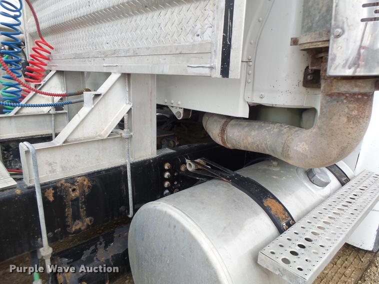 image for item DA9360 2005 Freightliner Business Class M2 semi truck