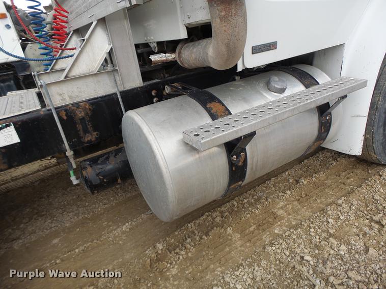 image for item DA9360 2005 Freightliner Business Class M2 semi truck