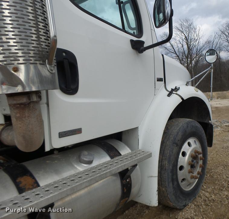 image for item DA9360 2005 Freightliner Business Class M2 semi truck