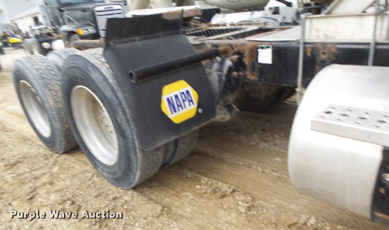 image for item DA9360 2005 Freightliner Business Class M2 semi truck