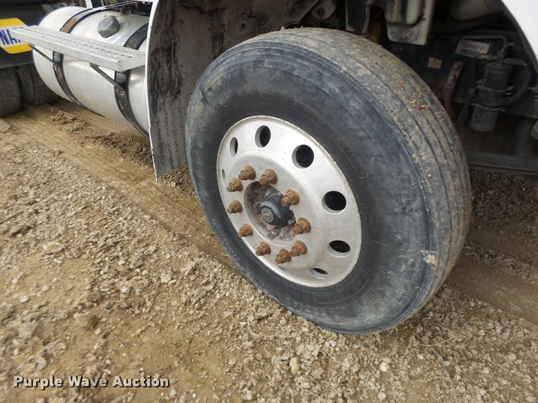 image for item DA9360 2005 Freightliner Business Class M2 semi truck