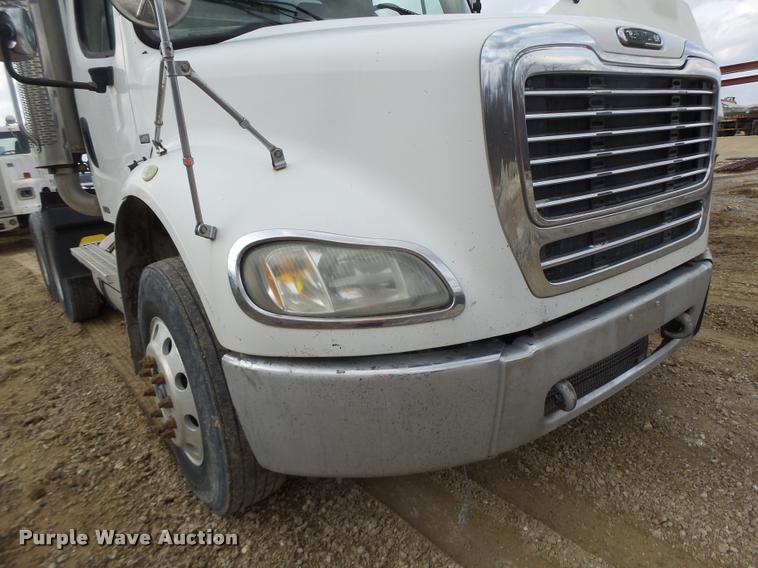 image for item DA9360 2005 Freightliner Business Class M2 semi truck