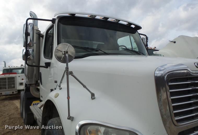 image for item DA9360 2005 Freightliner Business Class M2 semi truck