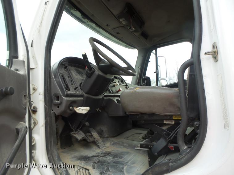 image for item DA9360 2005 Freightliner Business Class M2 semi truck