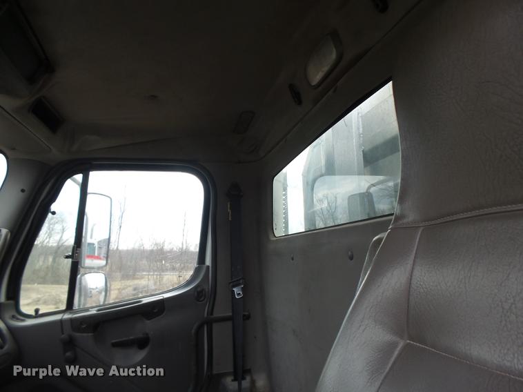 image for item DA9360 2005 Freightliner Business Class M2 semi truck