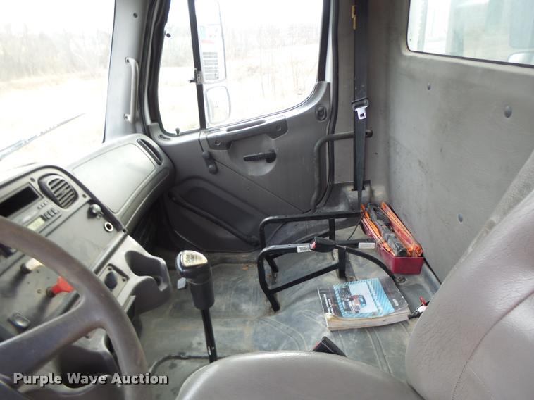 image for item DA9360 2005 Freightliner Business Class M2 semi truck