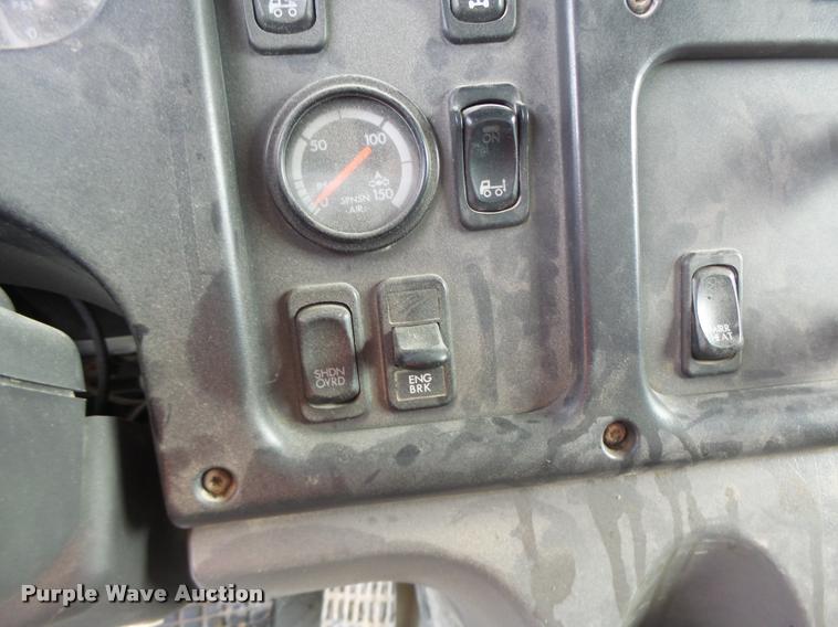 image for item DA9360 2005 Freightliner Business Class M2 semi truck