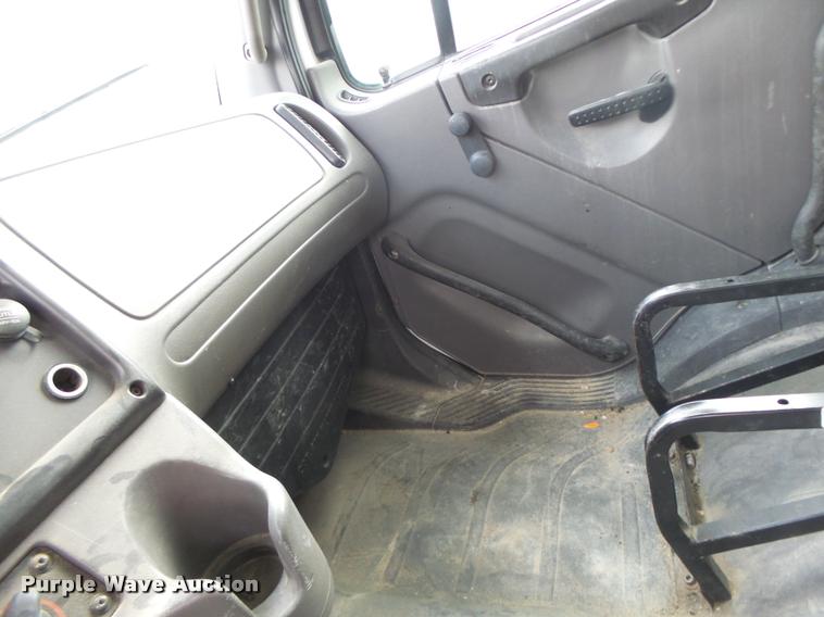 image for item DA9360 2005 Freightliner Business Class M2 semi truck