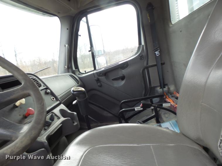 image for item DA9360 2005 Freightliner Business Class M2 semi truck