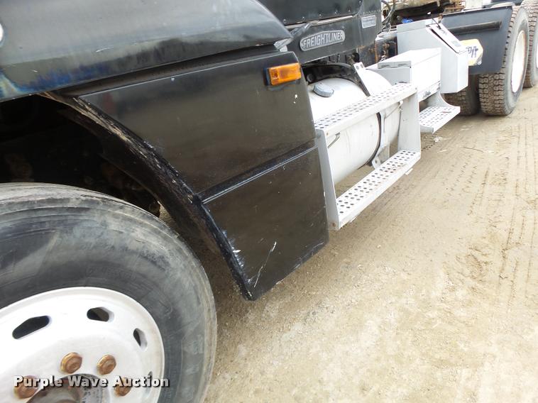 image for item DA9361 1995 Freightliner FLD semi truck