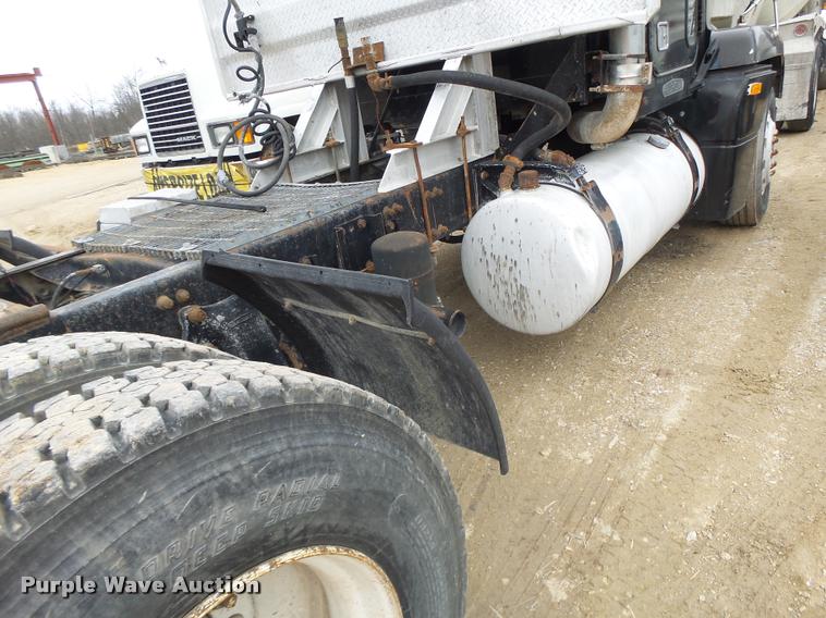 image for item DA9361 1995 Freightliner FLD semi truck