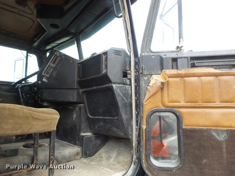 image for item DA9361 1995 Freightliner FLD semi truck