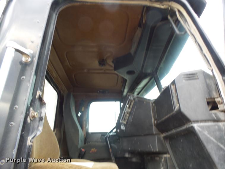 image for item DA9361 1995 Freightliner FLD semi truck