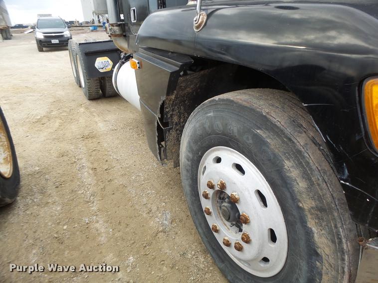 image for item DA9361 1995 Freightliner FLD semi truck