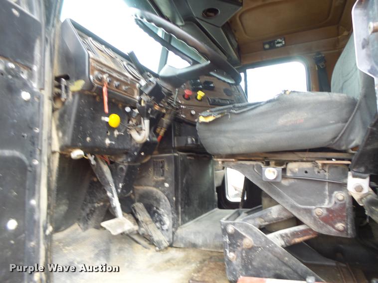 image for item DA9361 1995 Freightliner FLD semi truck