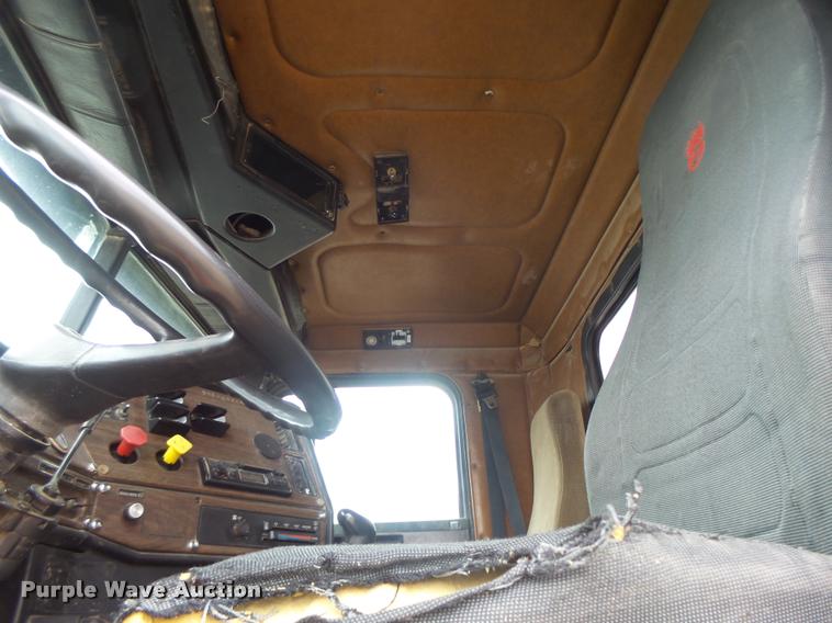 image for item DA9361 1995 Freightliner FLD semi truck