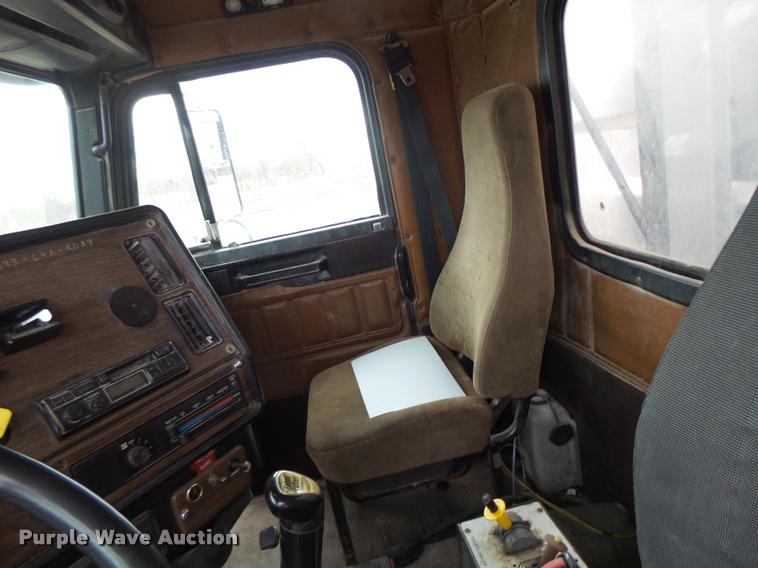 image for item DA9361 1995 Freightliner FLD semi truck