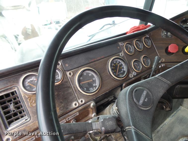 image for item DA9361 1995 Freightliner FLD semi truck