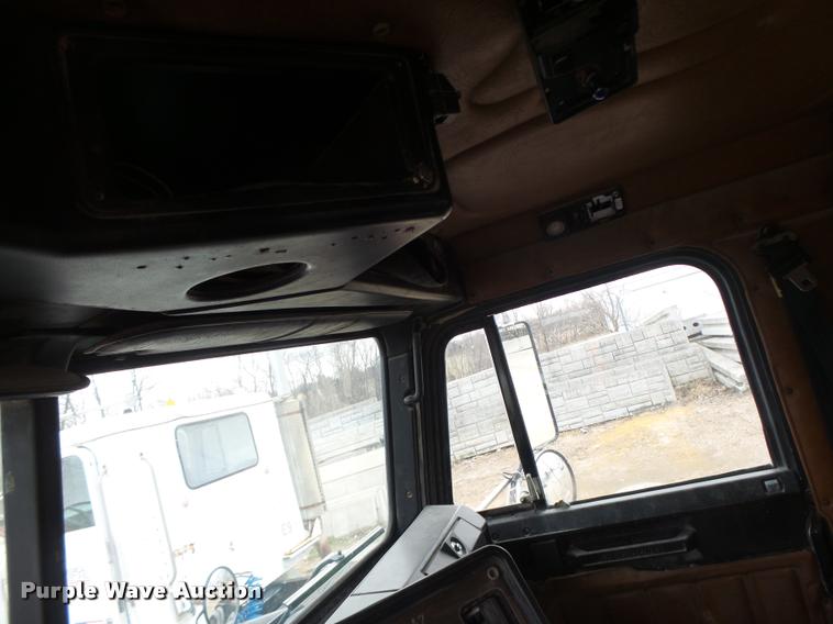 image for item DA9361 1995 Freightliner FLD semi truck