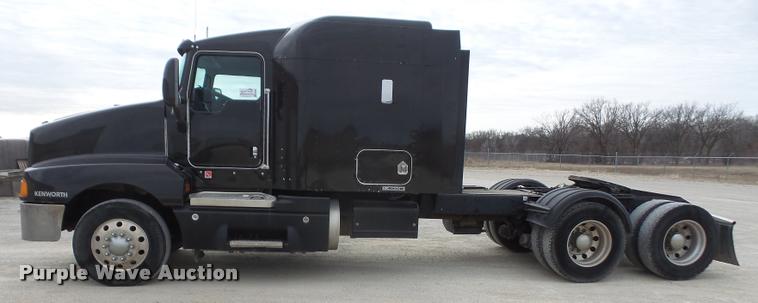 image for item DB2958 2006 Kenworth T600 semi truck