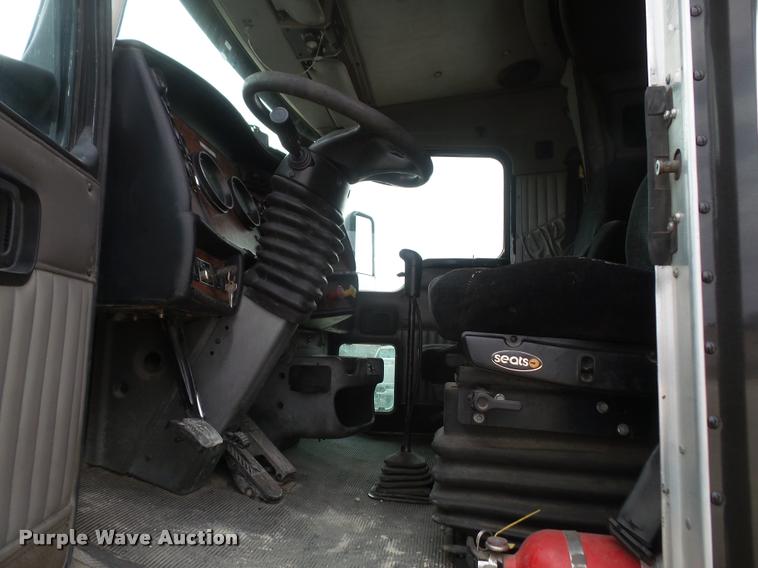 image for item DB2958 2006 Kenworth T600 semi truck