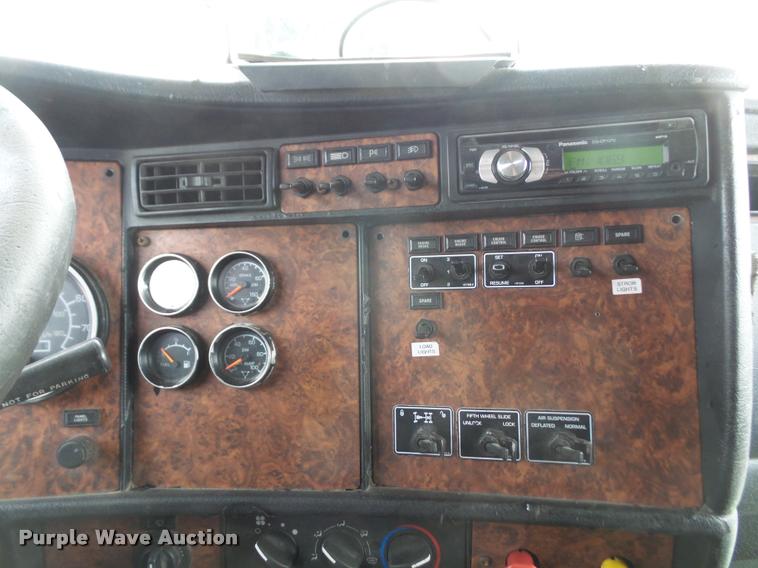 image for item DB2958 2006 Kenworth T600 semi truck