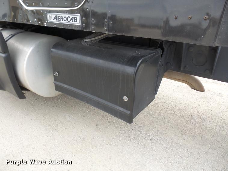 image for item DB2958 2006 Kenworth T600 semi truck