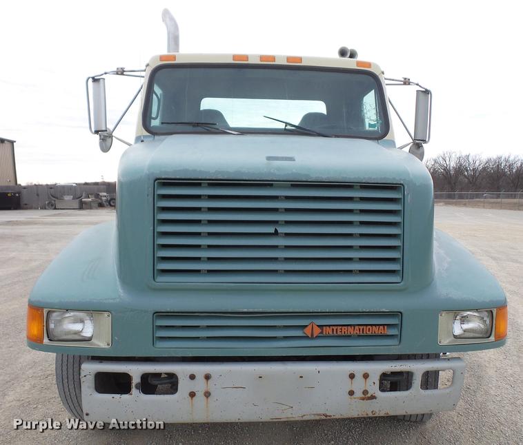 image for item DB2959 1991 International 8200 semi truck