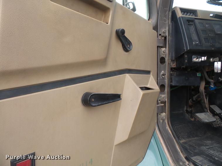 image for item DB2959 1991 International 8200 semi truck