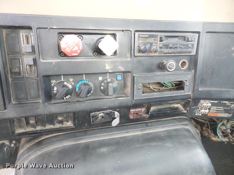 image for item DB2959 1991 International 8200 semi truck