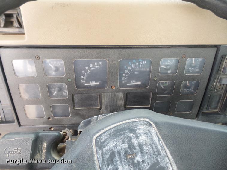 image for item DB2959 1991 International 8200 semi truck