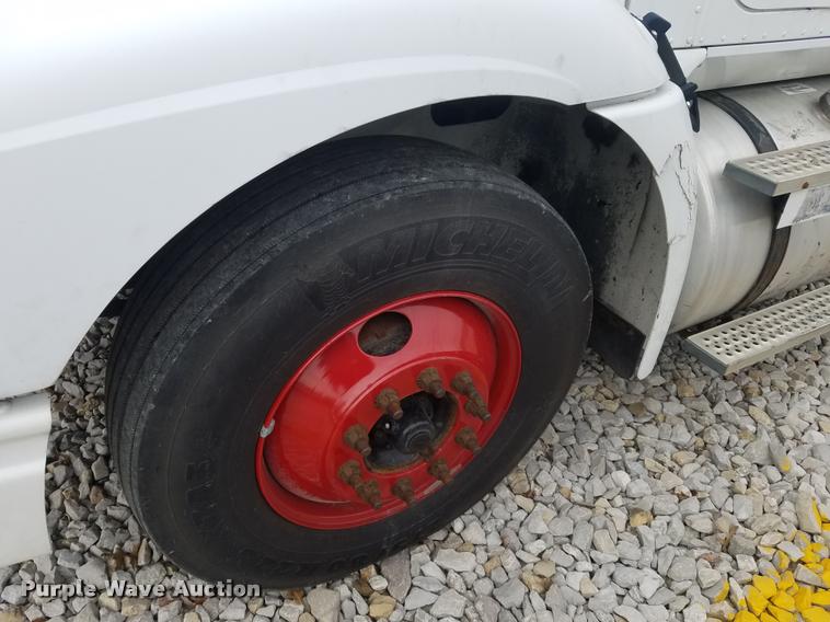 image for item F1420 2007 International 9400i semi truck