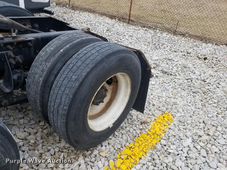 image for item F1420 2007 International 9400i semi truck