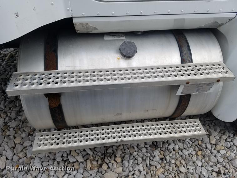 image for item F1420 2007 International 9400i semi truck