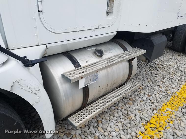 image for item F1420 2007 International 9400i semi truck