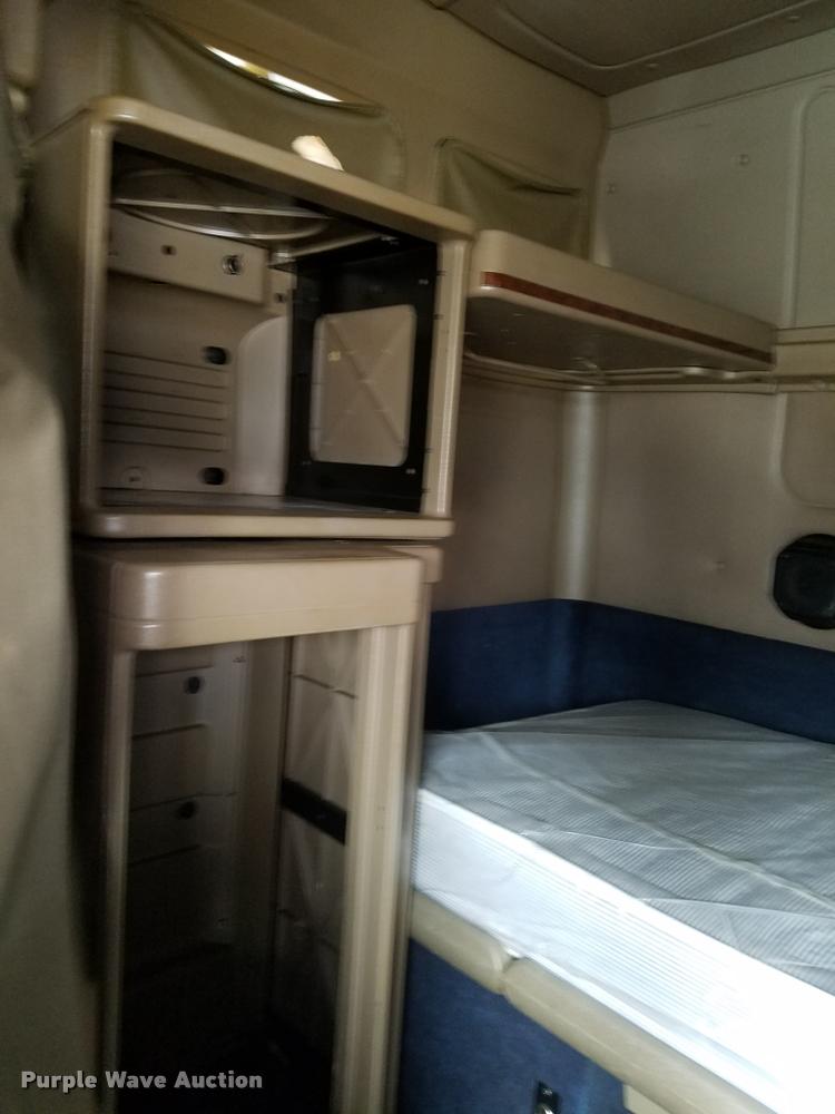 image for item F1420 2007 International 9400i semi truck