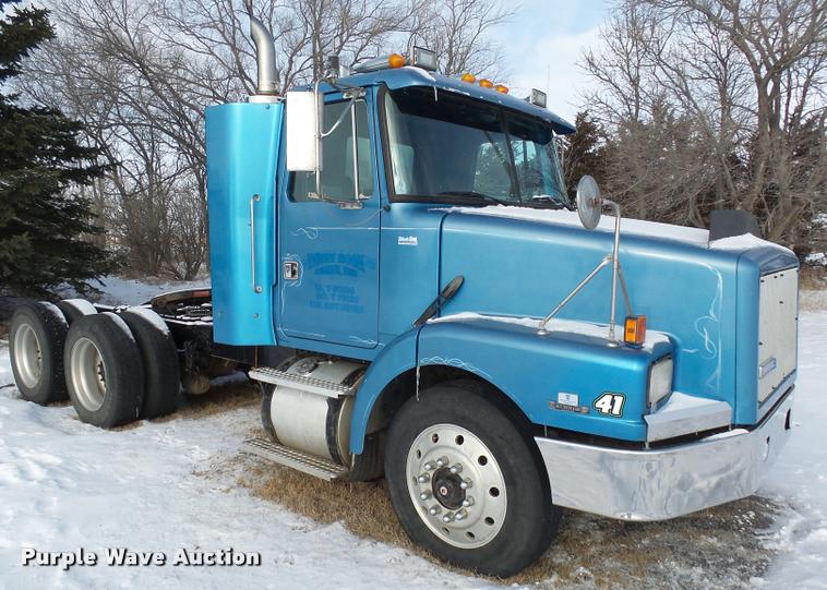 image for item J5450 1993 Volvo WG semi truck