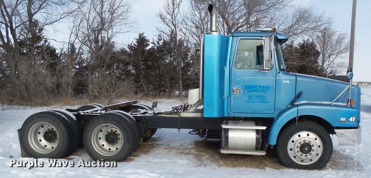 image for item J5450 1993 Volvo WG semi truck