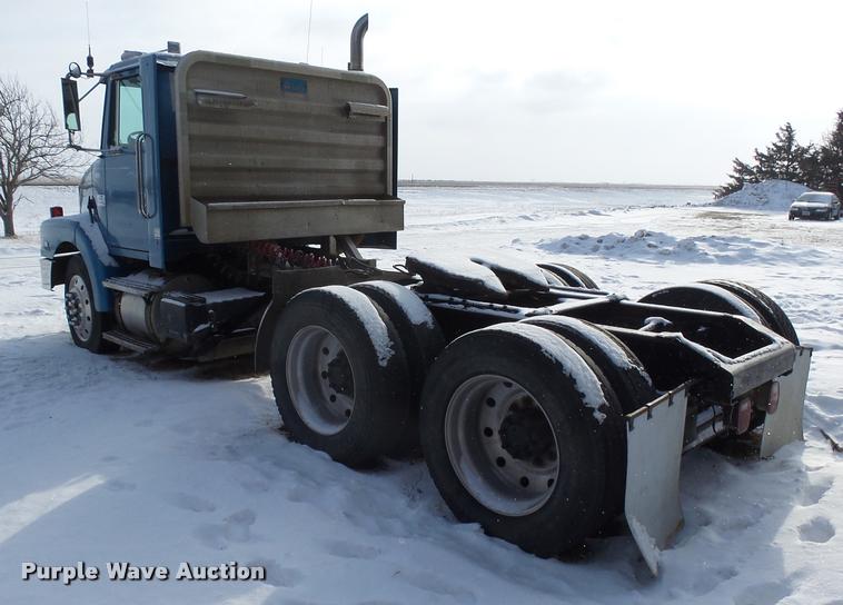 image for item J5450 1993 Volvo WG semi truck