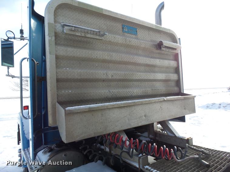 image for item J5450 1993 Volvo WG semi truck