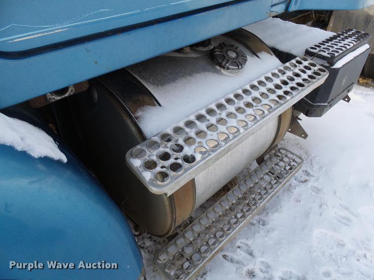 image for item J5450 1993 Volvo WG semi truck