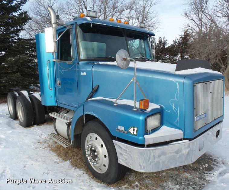 image for item J5450 1993 Volvo WG semi truck