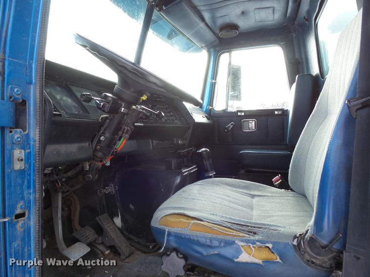 image for item J5450 1993 Volvo WG semi truck