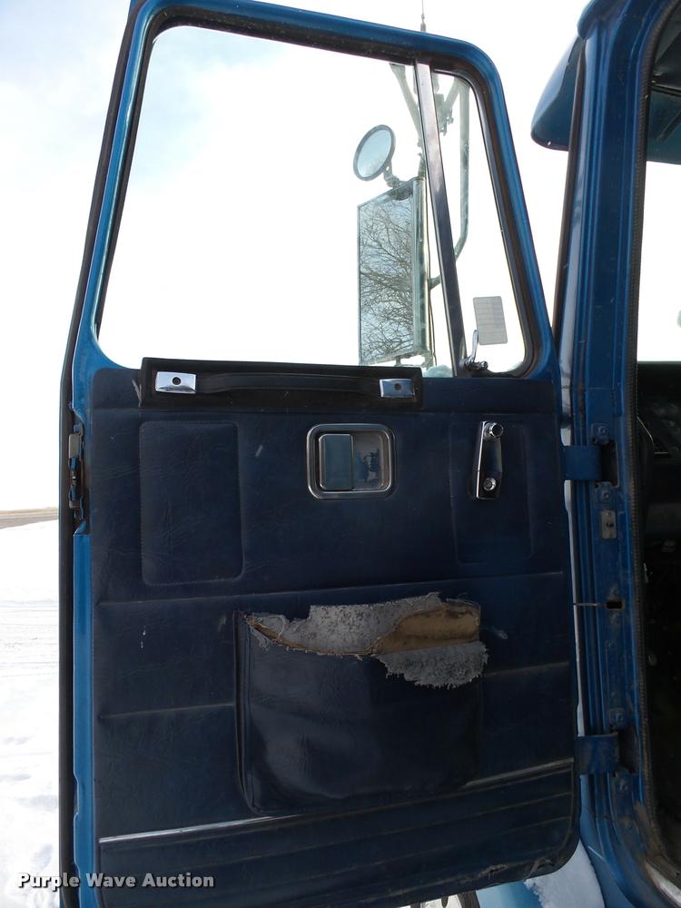 image for item J5450 1993 Volvo WG semi truck